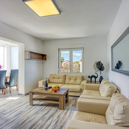 App Moela Near The Apartment Umag